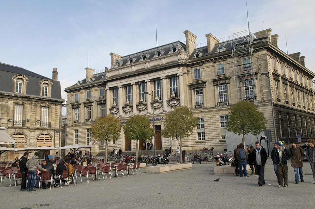 Campus-Bordeaux-Victoire-facade-univErsite-avec-terrasse-de-cafe-au-1er-plan_Grande